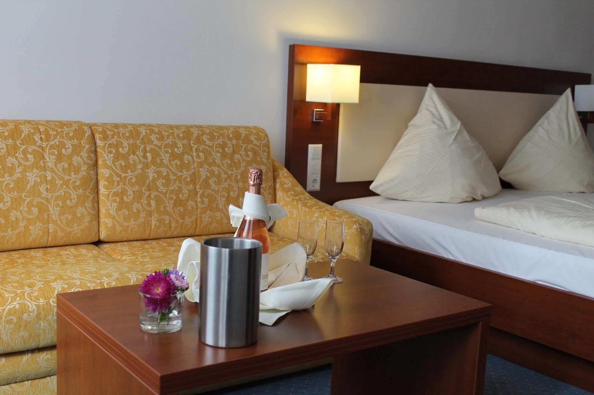 Stadt-Gut-Hotel Gasthof Goldener Adler Σβέμπις Χαλ Εξωτερικό φωτογραφία