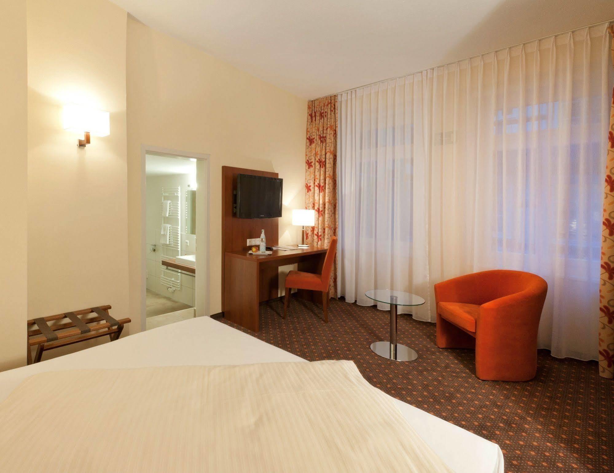 Stadt-Gut-Hotel Gasthof Goldener Adler Σβέμπις Χαλ Εξωτερικό φωτογραφία