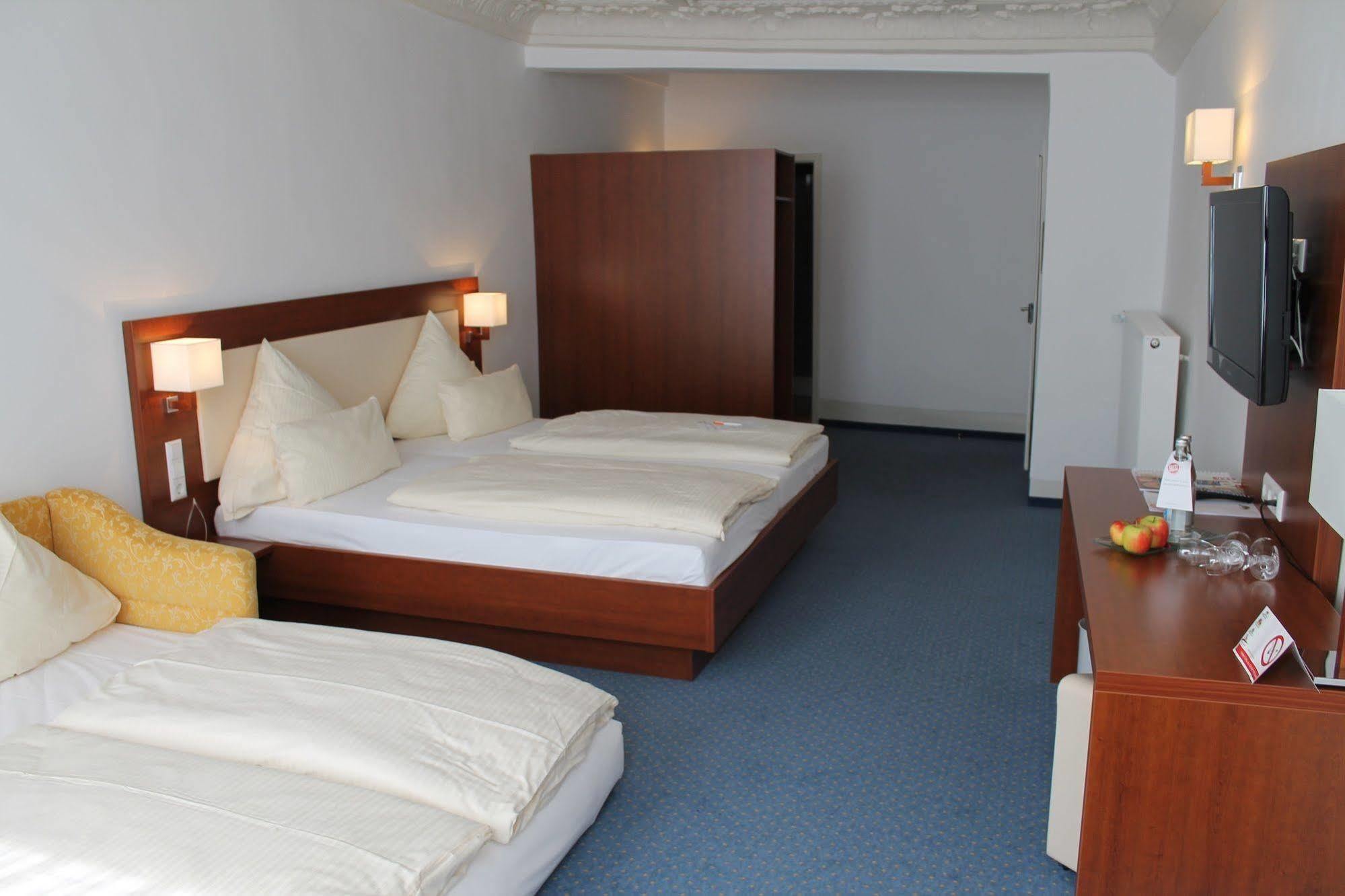 Stadt-Gut-Hotel Gasthof Goldener Adler Σβέμπις Χαλ Εξωτερικό φωτογραφία